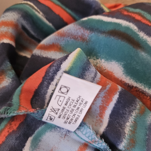 🔥Violet & Claire Water Color Halter Style top size medium - Picture 7 of 8